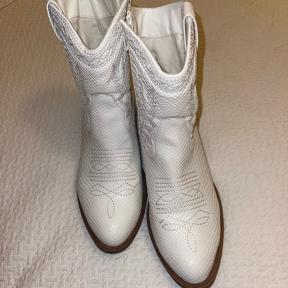 Short cowboy boots